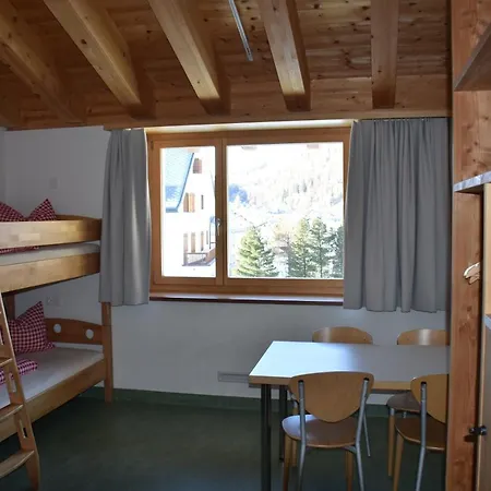 Auberge de jeunesse Ferienhaus La Margna *